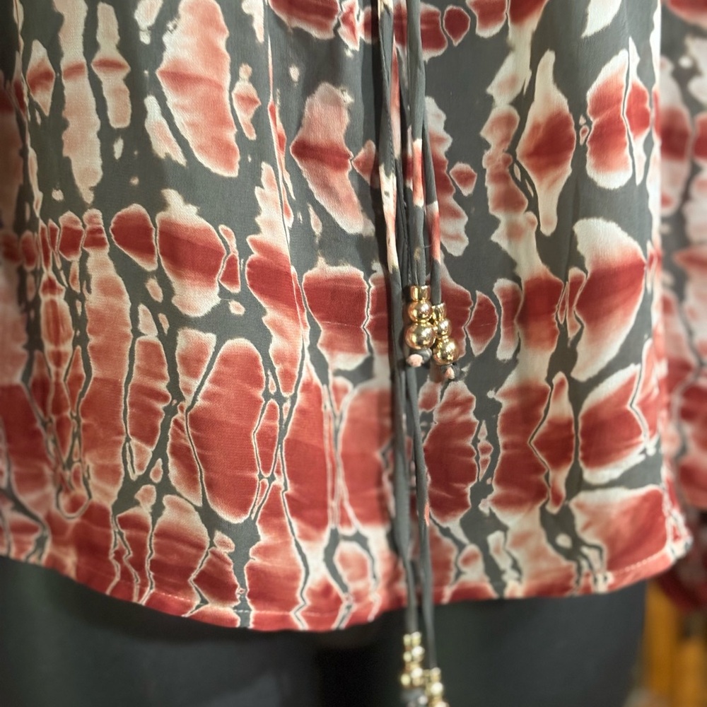 Young Fabulous & Broke  Tie Die red & grey blouse small - Picture 9 of 11